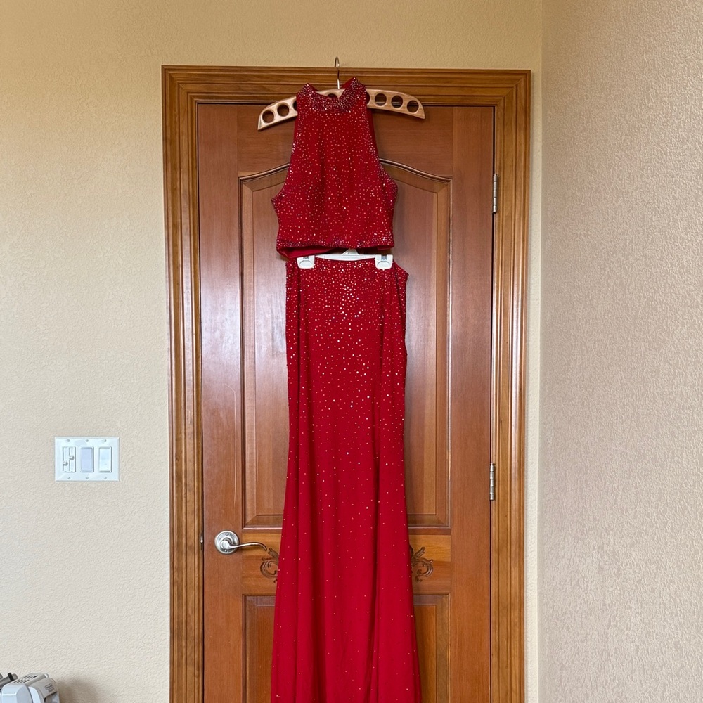 Elegant Red Sleeveless Gown